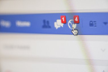 Chiang Mai, Tayland - 01 Ekim 2014: Facebook sayfa arkadaş mesaj tarayıcı yem.