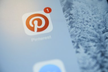 Chiang Mai, Tayland - 03 Ekim 2014: Pinterest ve tüm popüler sosyal medya simgeler tablet cihaz ekranında.