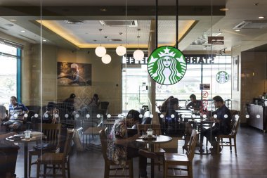 Chiang Mai, Tayland - 02 Ekim 2014: Starbucks kahve café bir