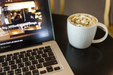 Chiang Mai, Tayland - 02 Ekim 2014: Starbucks kahve carame