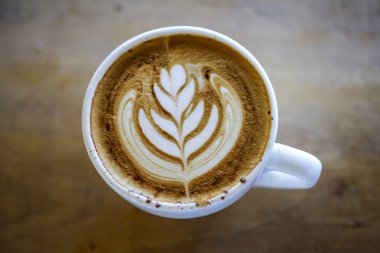 Beyaz ahşap masa kahve evi bardakta ile sıcak Cappuccino