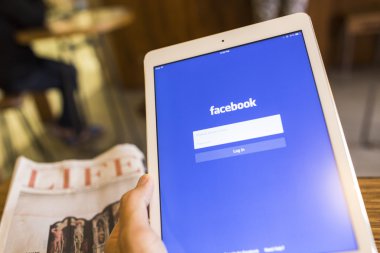 Chiang Mai, Tayland - 17 Eylül 2014: Facebook uygulaması Apple ipad hava sayfasında oturum. Dünyanın en büyük ve en popüler sosyal ağ sitesi Facebook olduğunu.