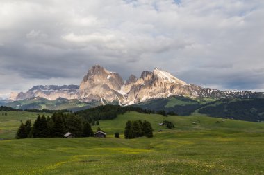 Lankoffel dağ silsilesi. Seiser Alm, Dolomites, İtalya'dan görünüm