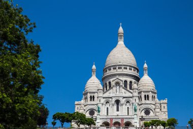 Kutsal Kalp Paris bulutlu gökyüzü ile Bazilikası görünümünü