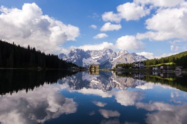Misurina, İtalya - 17 Haziran: Misurina gölünde Veneto Eyaleti, Ita