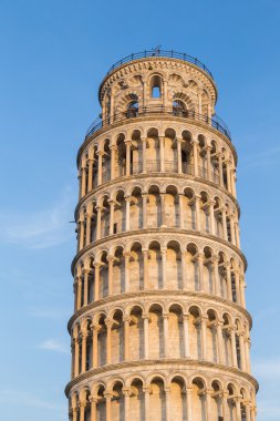 Mavi gökyüzü ile Pisa Kulesi. Pisa, İtalya