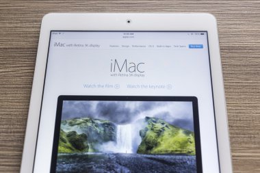 Chiang Mai, Tayland - 21 Eylül 2014: Apple bilgisayarlar Web sitesi yeni başlatılan elma imac ile Apple ipad hava görülen retina 5 k ekran ile.