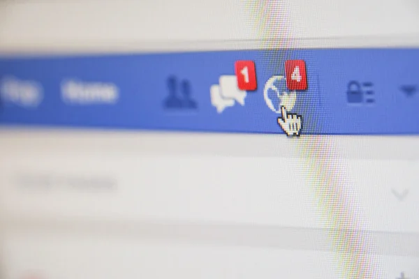 清迈，泰国-2014 年 10 月 1 日: Facebook 页面的朋友消息饲料在浏览器上. — 图库照片
