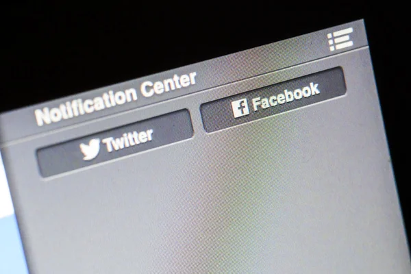 CHIANG MAI, THAILAND - OUTUBRO 01, 2014: Facebook e Twitter botão no centro de notificação do OSX Apple operando sistema . — Fotografia de Stock