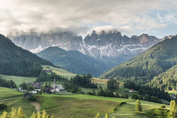 Vila de Santa Maddalena em frente ao Geisler ou Odle Dolomite — Fotografia de Stock