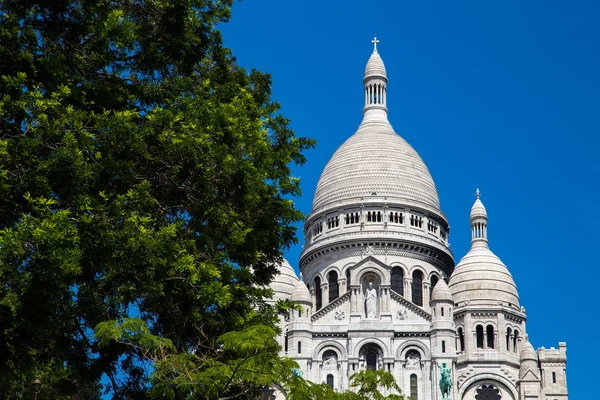 Kutsal Kalp Paris bulutlu gökyüzü ile Bazilikası görünümünü — Stok fotoğraf