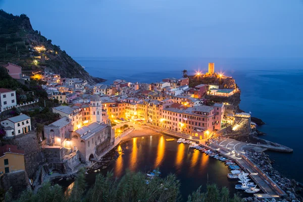 Vernazza - il küçük İtalyan kasabasında havadan görünümü 