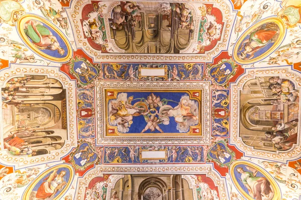 VATICAN - JUNE 09, 2014: The ceiling in one of the rooms of Raph — Stock Photo, Image