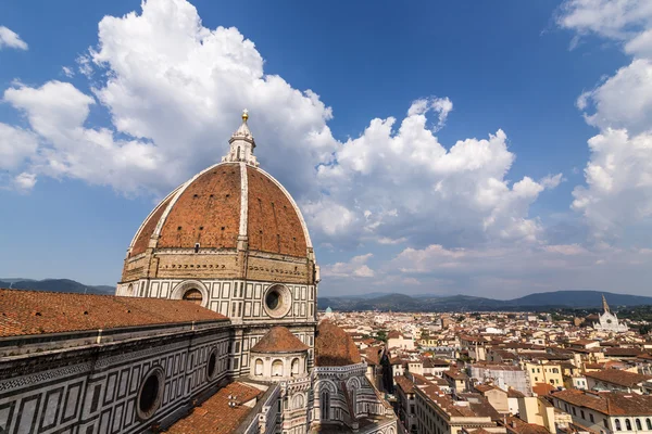Вид на Кафедральный собор Санта Мария дель Фьоре во Флоренции, Италия — стоковое фото