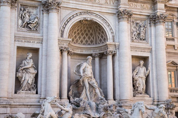 Barokní fontána di Trevi (Fontana di Trevi) v Římě — Stock fotografie