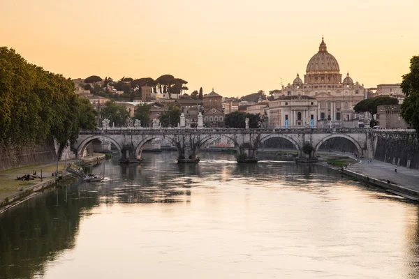 Zachód słońca w katedrze Świętego Piotra w Rzymie, Włochy — Zdjęcie stockowe