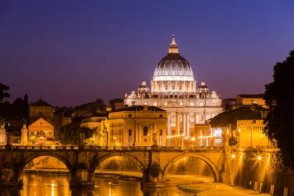 Noční pohled na katedrálu svatého Petra v Římě, Itálie — Stock fotografie
