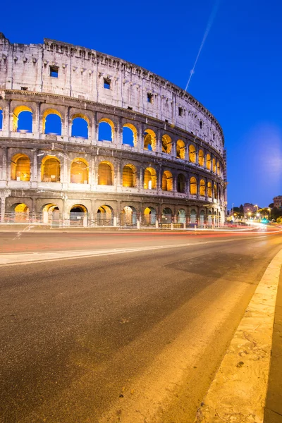 Koloseum v Římě s auto osvětlení, Itálie — Stock fotografie