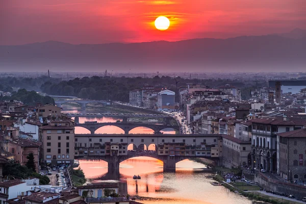 Zachód słońca widok na most Ponte Vecchio. Florencja, Włochy — Zdjęcie stockowe