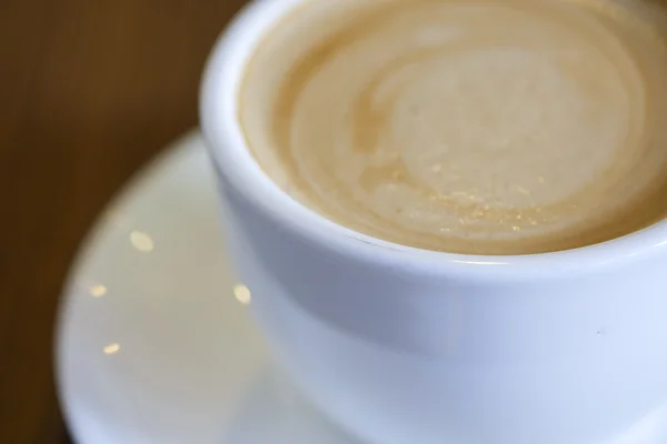 Caffè caldo bianco piano sul tavolo di legno — Foto Stock