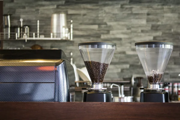 コーヒー マシンとインテリアのコーヒー ショップ — ストック写真