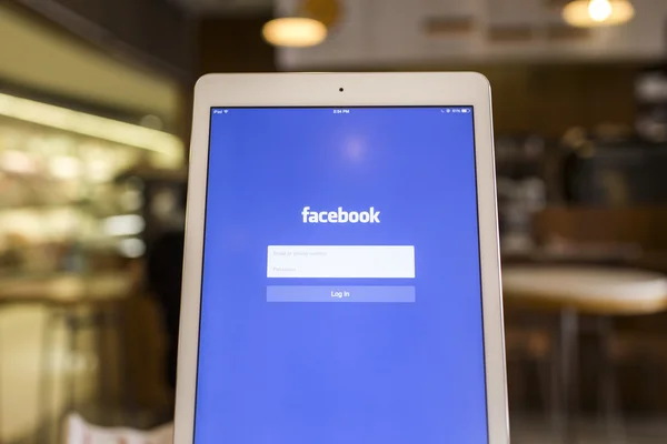 チェンマイ, タイ - 2014 年 9 月 17 日: Facebook アプリケーションはアップル ipad と空気のページにログインします。Facebook は世界で最大かつ最も人気のソーシャルネットワー キング サイトです。. — ストック写真