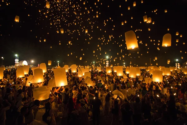 Zwevende lantaarns yeepeng of loi krathong festival in Chiang Mai — Stockfoto