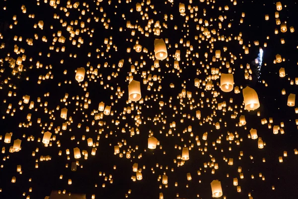 Plovoucí lucerny yeepeng nebo loi krathong festival v Chiang Mai — Stock fotografie