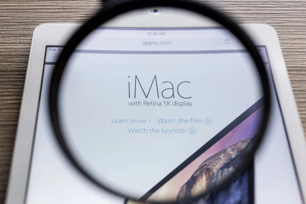 CHIANG MAI, THAILANDIA - 21 OTTOBRE 2014: Apple Computers sito web con il nuovo Apple iMac lanciato con display retina 5K visto su Apple iPad Air . — Foto Stock