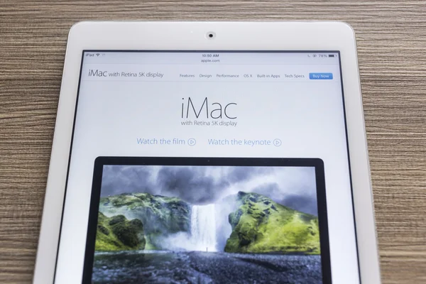 CHIANG MAI, THAILAND - OCTOBER 21, 2014: Apple Computers website with the newly launched Apple iMac with retina 5K display seen on Apple iPad Air. — Stock Photo, Image