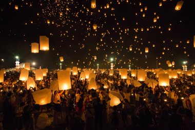Chiang Mai, Tayland - 25 Ekim 2014: yüzer fenerler yeepeng veya loi krathong Festivali Chiang Mai, Tayland.
