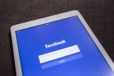 Chiang Mai, Tayland - 21 Eylül 2014: Facebook uygulaması Apple ipad hava sayfasında oturum. Dünyanın en büyük ve en popüler sosyal ağ sitesi Facebook olduğunu.