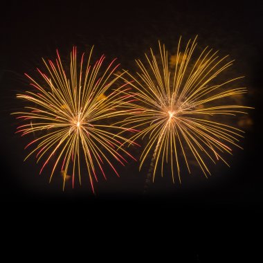 Havai fişekler siyah arkaplanda izole edildi