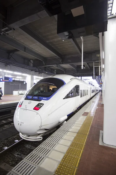 FUKUOKA, GIAPPONE - 24 OTTOBRE: Shinkansen a Fukuoka, Giappone il 24 ottobre — Foto Stock