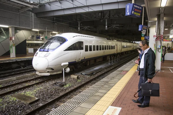 FUKUOKA, JAPÓN - 24 DE OCTUBRE: Shinkansen en Fukuoka, Japón — Foto de Stock