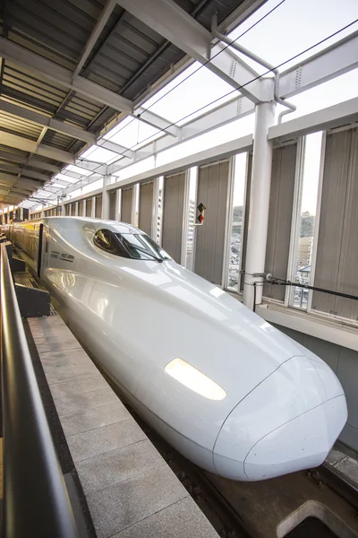 HIROSHIMA, JAPÓN - 26 DE OCTUBRE: Shinkansen en hiroshima, Japón en — Foto de Stock