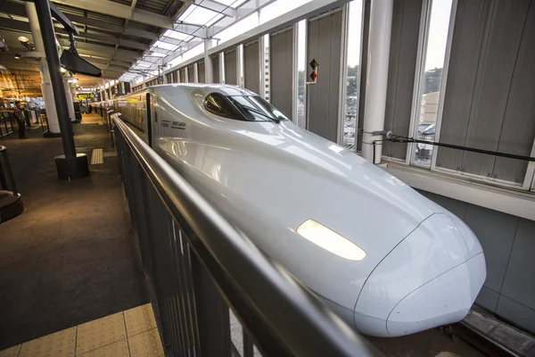 HIROSHIMA, JAPÓN - 26 DE OCTUBRE: Shinkansen en hiroshima, Japón en — Foto de Stock