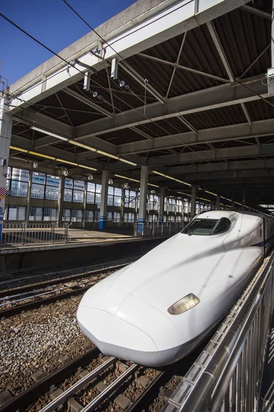 HIROSHIMA, JAPÓN - 28 DE OCTUBRE: Shinkansen en hiroshima, Japón en — Foto de Stock