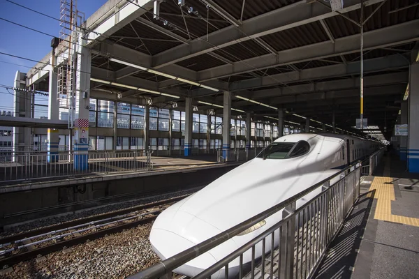 HIROSHIMA, JAPÓN - 28 DE OCTUBRE: Shinkansen en hiroshima, Japón en — Foto de Stock