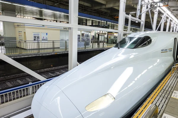 HIROSHIMA, JAPÓN - 13 DE NOVIEMBRE: Shinkansen en hiroshima, Japón, 13 de noviembre de 2014 . — Foto de Stock