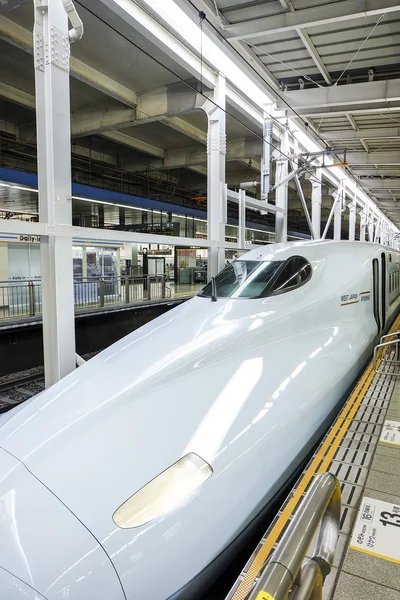 HIROSHIMA, JAPÓN - 13 DE NOVIEMBRE: Shinkansen en hiroshima, Japón, 13 de noviembre de 2014 . — Foto de Stock