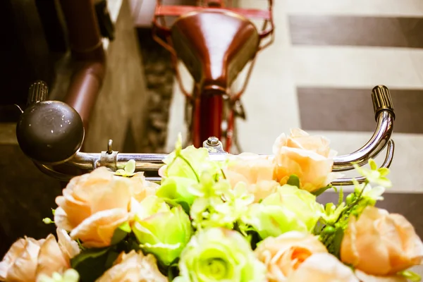 Fleurs sur vélo vintage — Photo
