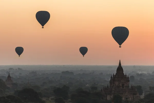 Hot air balloon over landscape of Bagan, Myanmar. — Stock Photo, Image