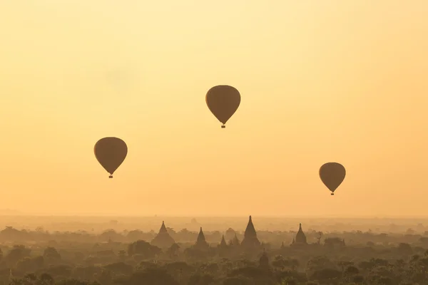 Hot air balloon over landscape of Bagan, Myanmar. — Stock Photo, Image