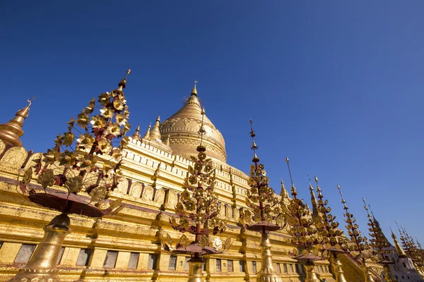 Shwezigon pagoda with blue sky in Bagan, Myanmar. — Stock Photo, Image