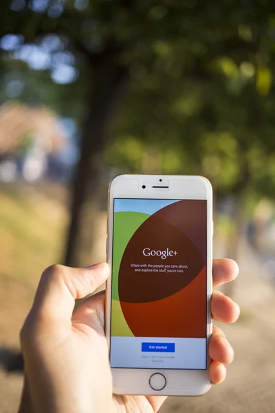 CHIANG MAI, THAILAND - JANUARY 04, 2015: Man hold Apple iphone 6 with Google+ social network of the Google company. Information of a social network, influences Google search results. — Stock fotografie