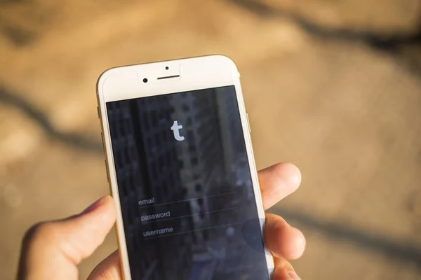 CHIANG MAI, THAILANDIA - GENNAIO 04, 2015: Tumblr servizio di micro-blogging che permette agli utenti di pubblicare messaggi di testo su Apple iphone 6, immagini, video, link, citazioni e audio al loro tumblelog . — Foto Stock