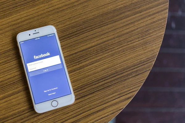 CHIANG MAI, THAILAND - ЯНВАРЬ 02, 2015: Facebook Login page application using Apple iPhone 6. Facebook является крупнейшей и самой популярной социальной сетью в мире . — стоковое фото