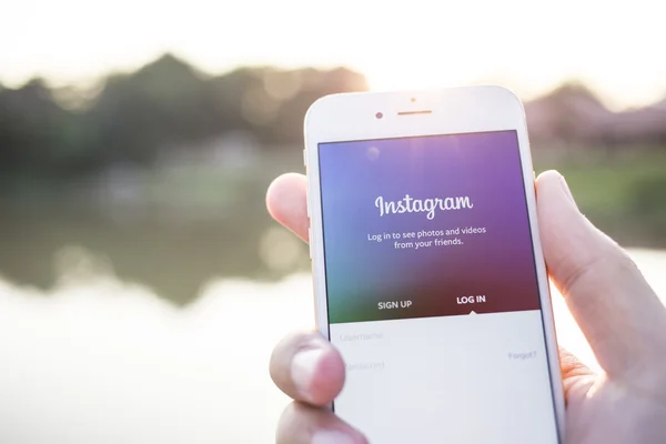 CHIANG MAI, THAILAND - JANUARY 02, 2015: A man trying to log in Instagram application using Apple iPhone 6. Instagram is largest and most popular photograph social networking site in the world. — Stock fotografie