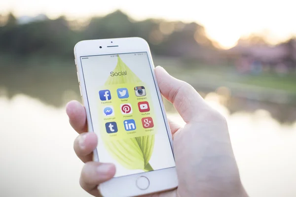 CHIANG MAI, THAÏLANDE - 02 JANVIER 2015 : Toutes les icônes populaires des médias sociaux sur l'écran de l'appareil smartphone avec prise de main sur Apple iPhone 6 . — Photo